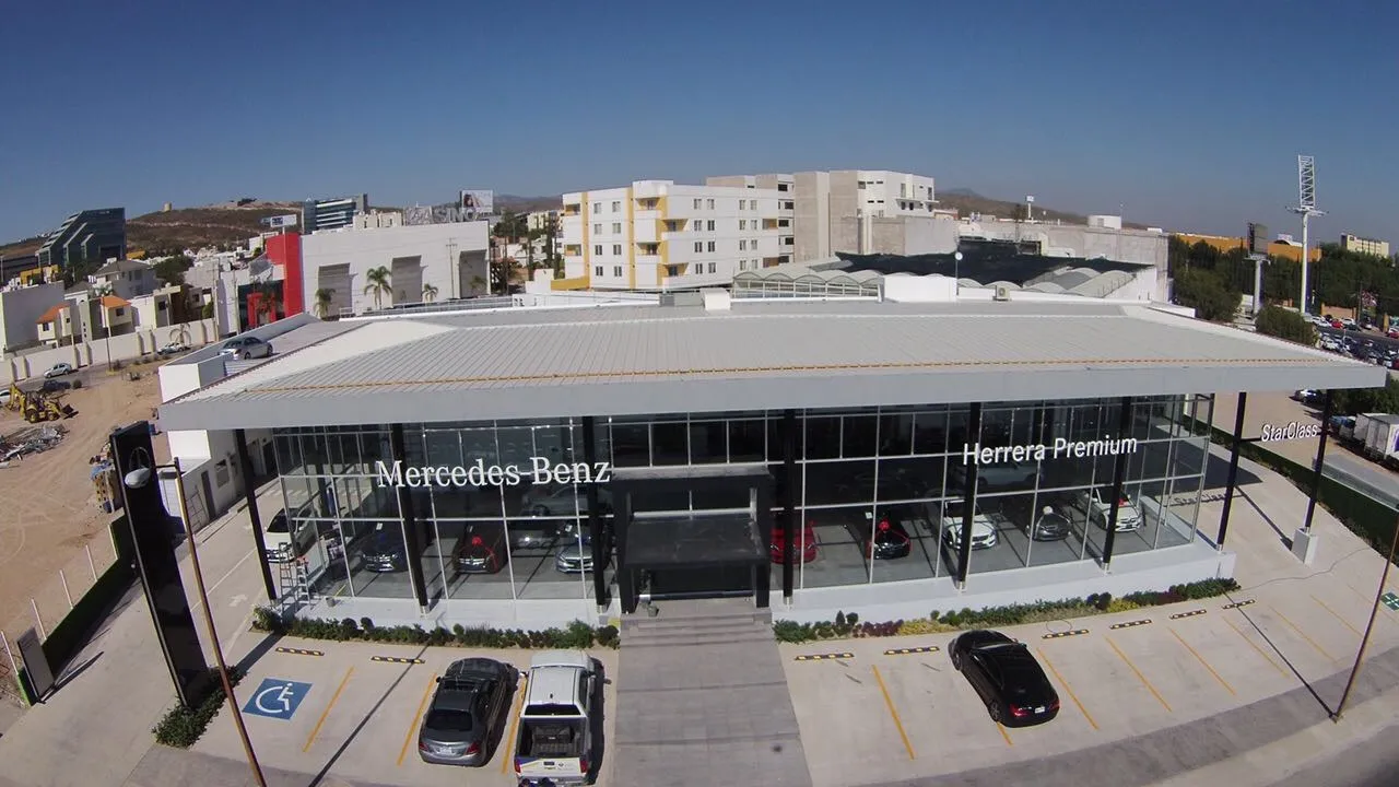 Agencia Mercedes-Benz SLP, vista aérea de la fachada
