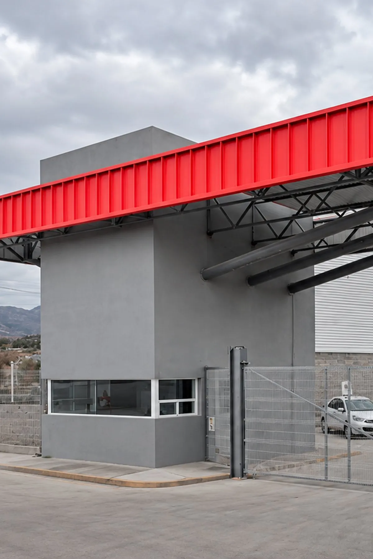 Caseta de vigilancia en el acceso de Pocket Park, con su cubierta roja