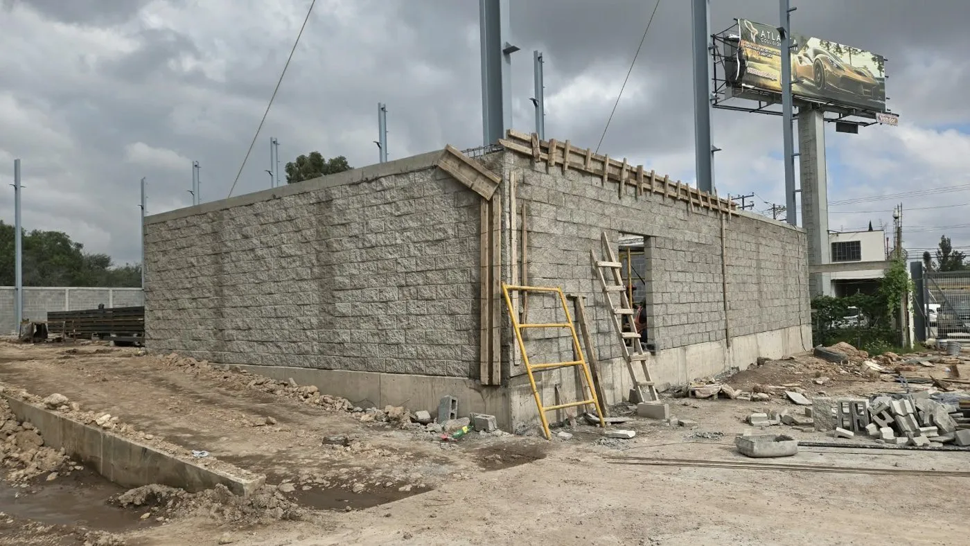 Esquina del muro de block con los castillos colados