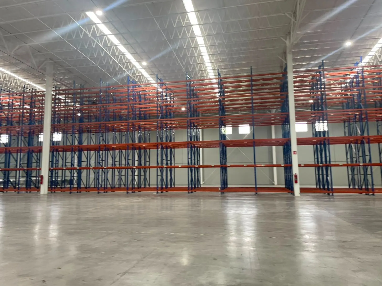 Frente de un rack selectivo de varios niveles dentro de una nave iluminada