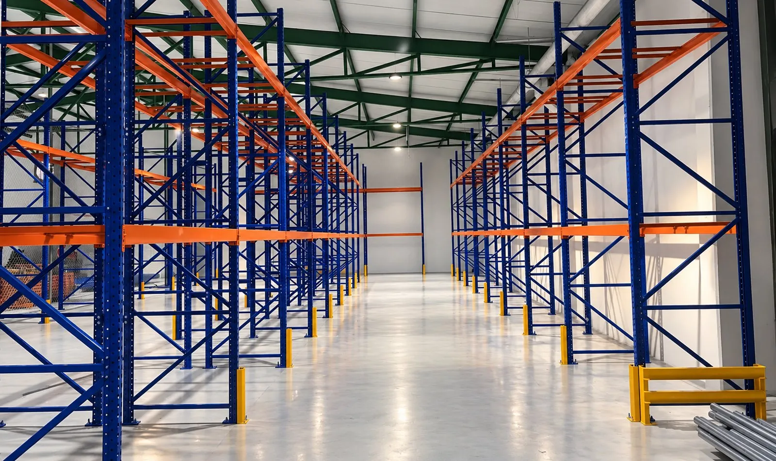 Interior de los almacenes del IMSS con racks industriales nuevos