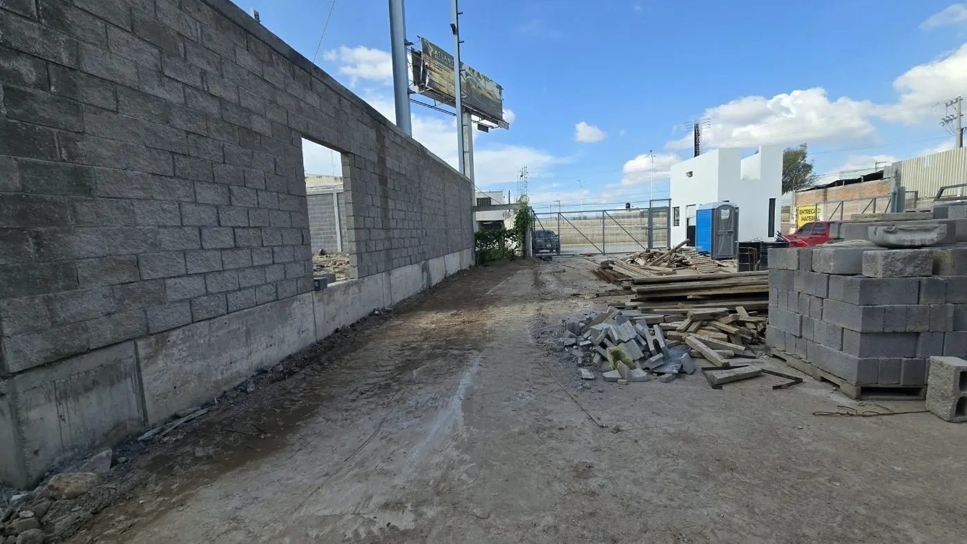 Muro de block con las columnas de acero ya montadas