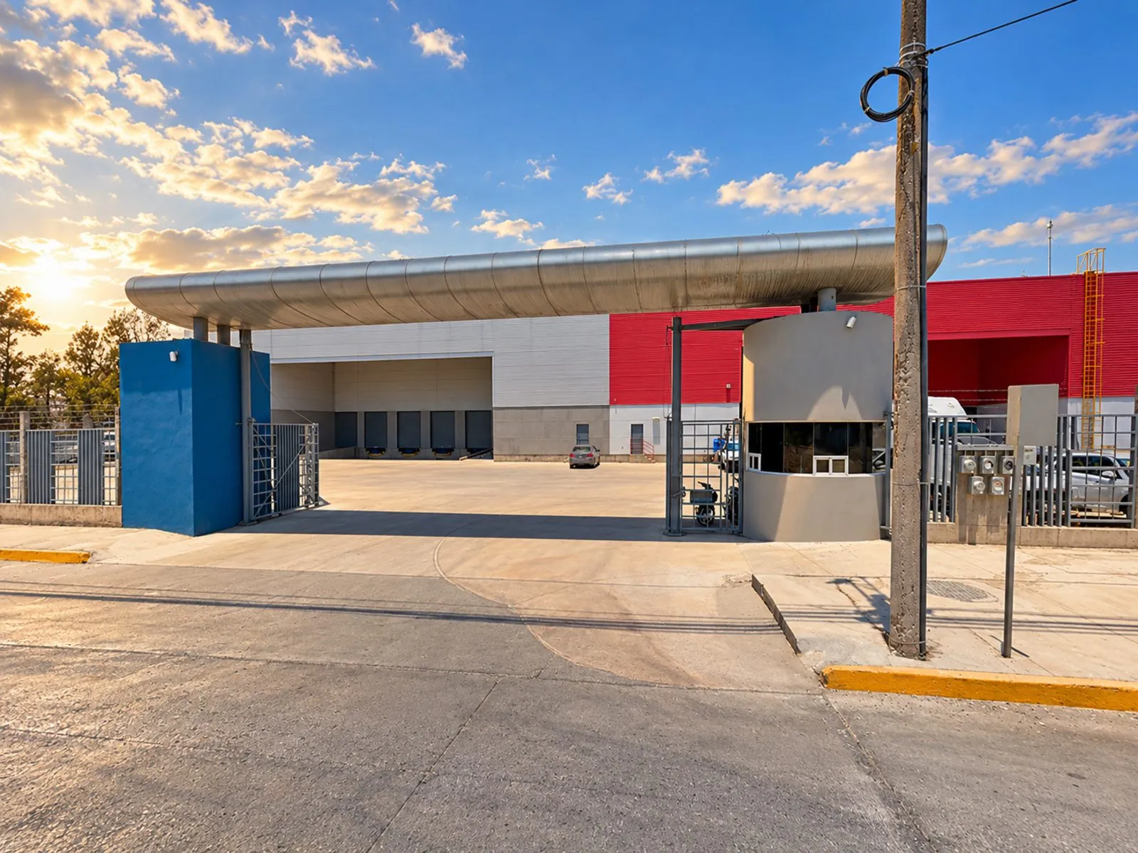 Parque Promoción, acceso con caseta de vigilancia