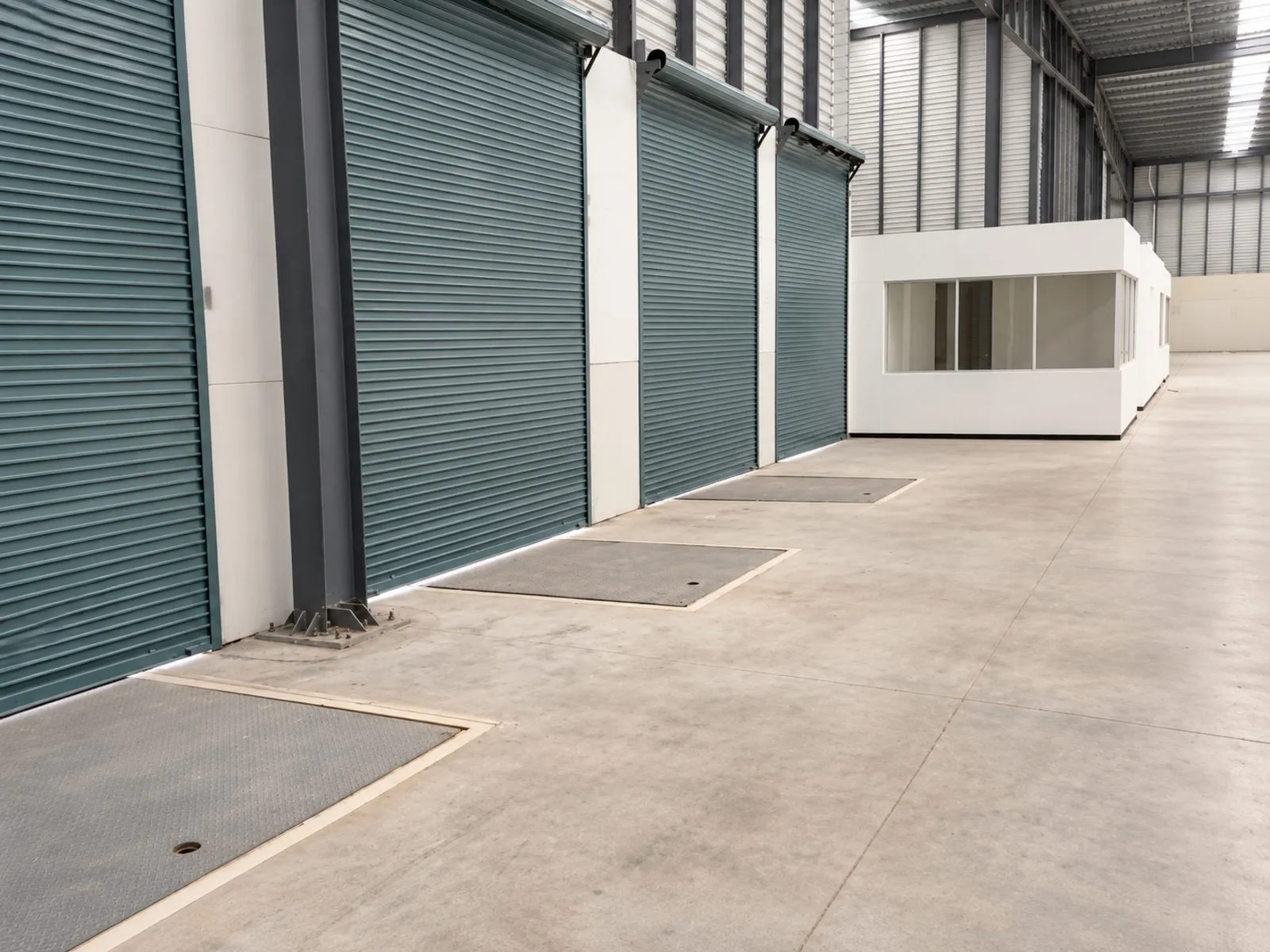Parque Promoción, cortinas metálicas y oficinas