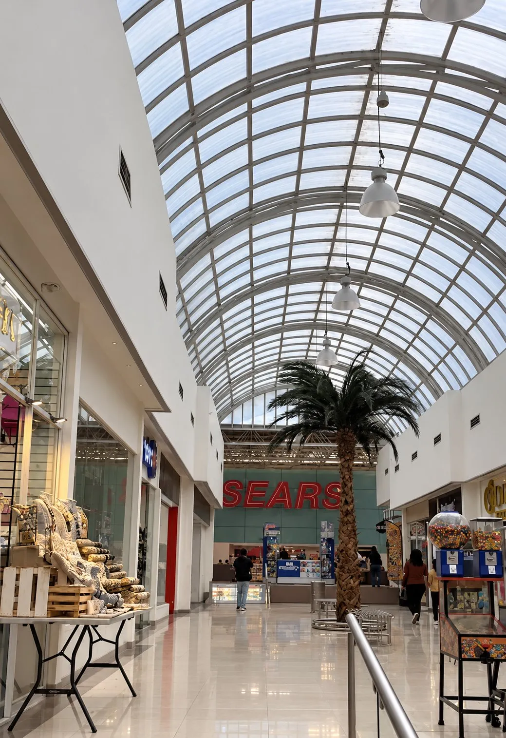 Pasillo de Plaza Tangamanga con su cubierta curva de cristal