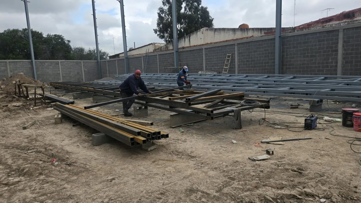 Trabajadores armando las armaduras de acero sobre el terreno