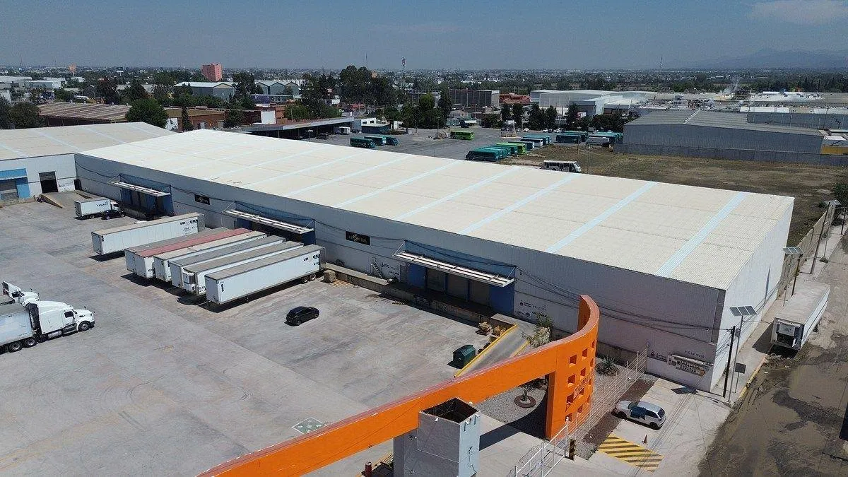 Vista aérea de la nave del Clúster Industrial ENLACE con sus andenes de carga y tráileres