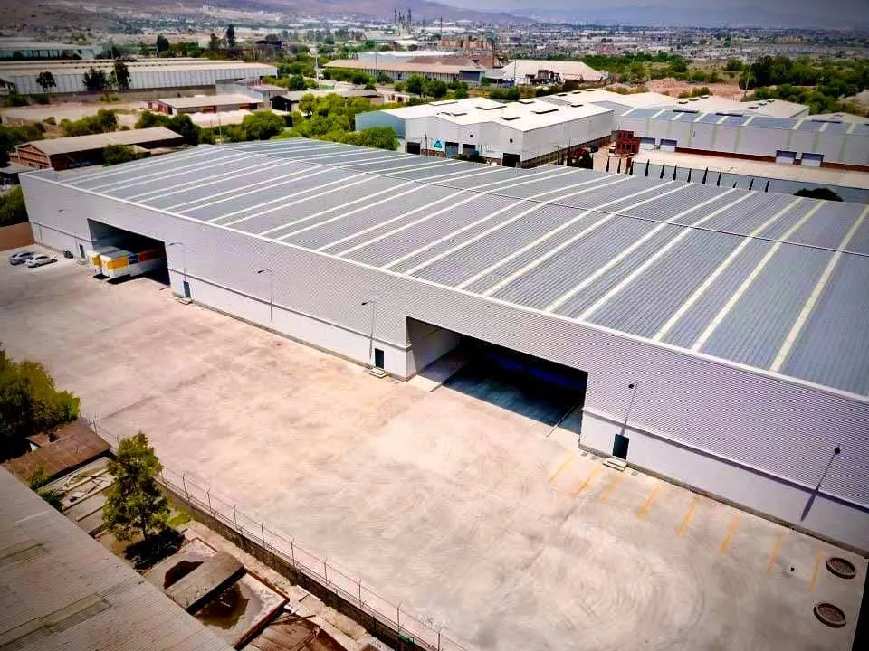 Vista aérea de una nave del Parque Industrial NEXUP con su andén techado